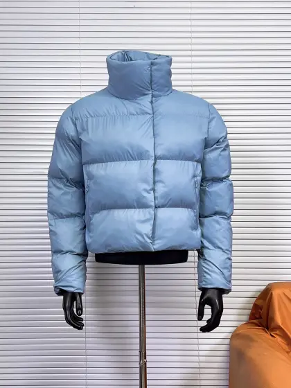 工厂 ALO YOGA /W4380R纯色短款高领羽绒服 温暖防风,内里填充高蓬松度80%白鸭绒.适合在冬季里暖和的天气或春秋季较寒冷的夜晚穿着.可打包装入内侧拉链口袋,便于收纳.衣领和下摆设计有内侧抽绳,可随心调节松紧,挡风保暖.背面下摆较长,可以扩大覆盖面和增强保护力.双向拉链下面设计有防风雨门襟,防风保暖.从底部拉开拉链,可以增加活动幅度或提高透气性 颜色:咖啡色,象牙白,黑色,烤杏仁,海蓝色